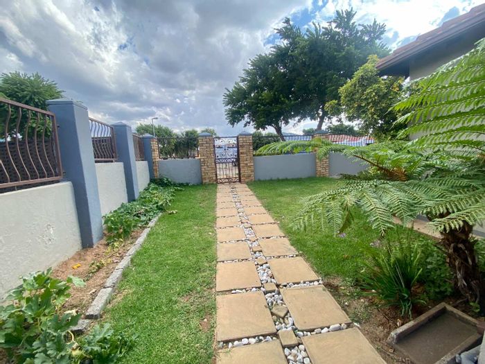 Cottage to Rent in Goudrand: 1-bedroom, prepaid electricity, open parking included.