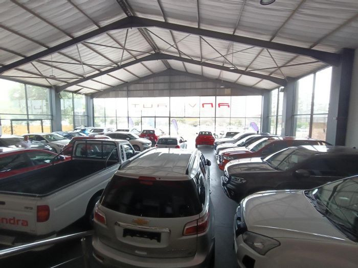 Pinetown Central Business Unit To Rent: Road-facing, flexible space with great connectivity.