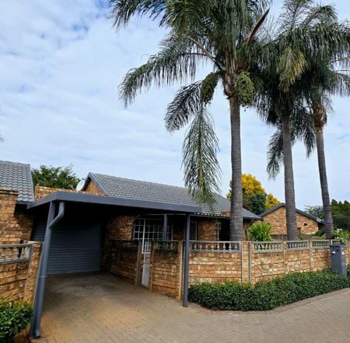 Doornpoort Townhouse For Sale: 2 Bedrooms, private garden, pool, and garage.