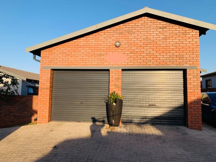 Townhouse for Sale in Amandasig: 3 Bedrooms, Private Garden, Double Garage.