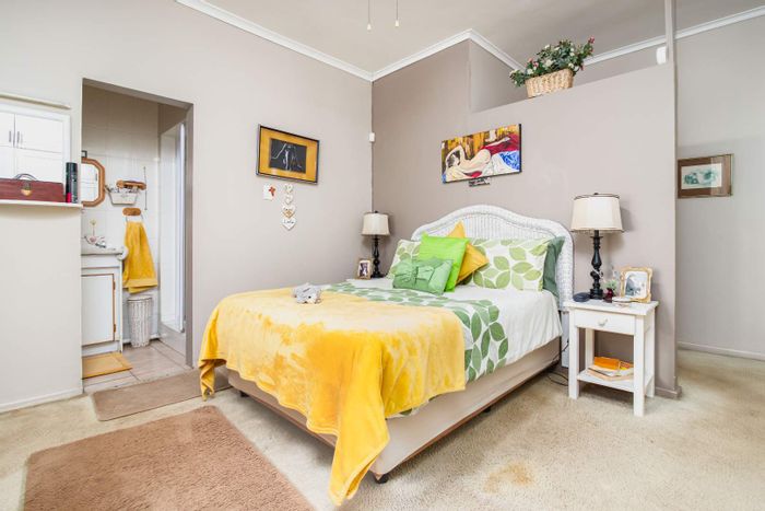 Mount Croix House For Sale: 5 bedrooms, pool, garden, ocean views, spacious living.