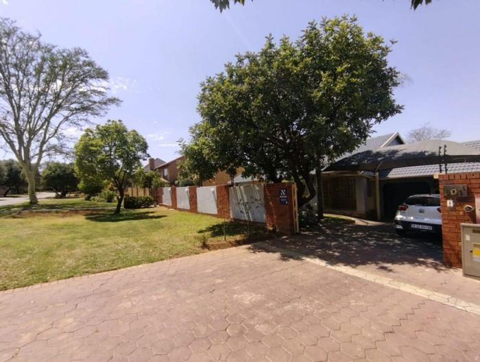 Garsfontein House For Sale: 3 Bedrooms, solar power, security features, spacious living.