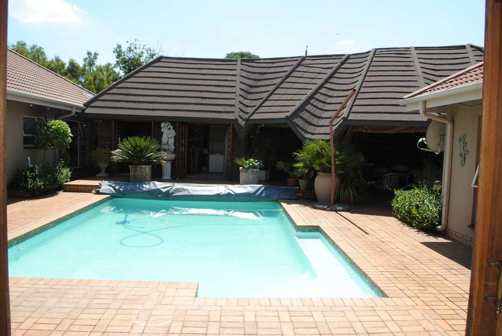 Lovely Pool and Spacious Lapa area