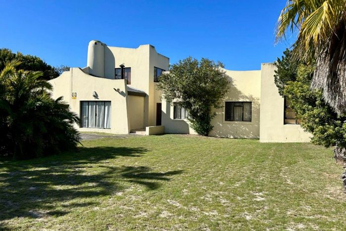 Blouberg House For Sale: Spacious home, pool, cottage, and ample parking.