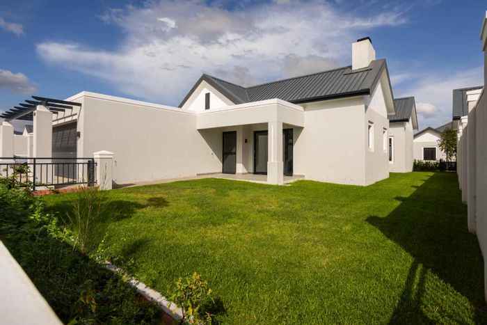 For Sale: House in Val De Vie Estate with healthcare, gardens, and inverter system.