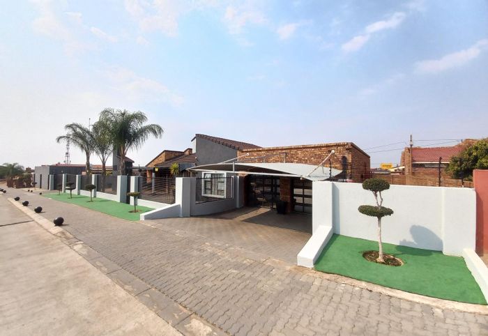 Investment Opportunity: Spacious House with 11 Rental Rooms in Soshanguve Central!