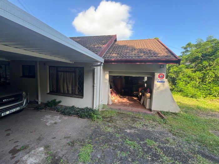 Northdene House To Rent: 3 bedrooms, pool, spacious living, ample parking.