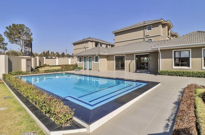 Kengies AH Apartment To Rent: 3 beds, clubhouse, pool, secure living.