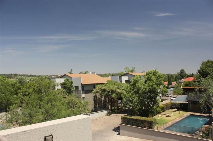 Rivonia Apartment To Rent: Pool, gym access, and spacious living areas.