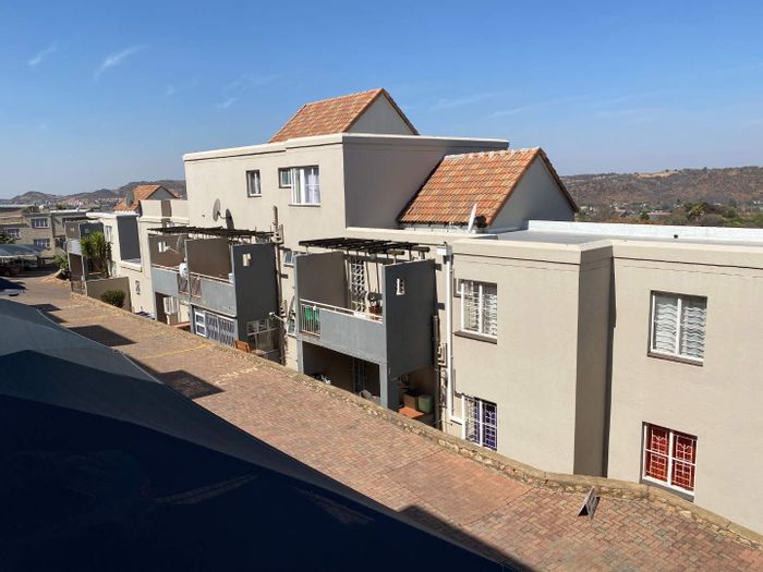 Ridgeway Townhouse For Sale: 2 beds, balcony, near amenities and shopping.