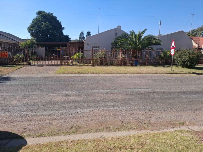 For Sale: Spacious Verwoerdpark house with pool, garage, and dual entrances.