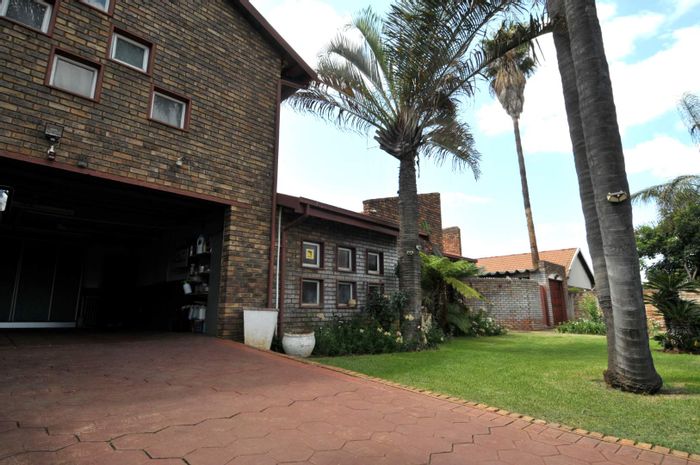 For Sale: Spacious Silverton house with pool, bar, security, and ample parking.