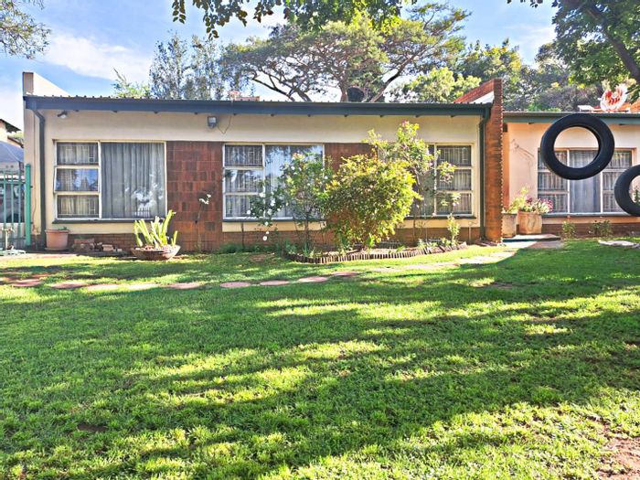 Fixer-Upper House in Constantia Park, 4 Beds, Borehole, Near Schools and Menlynpark