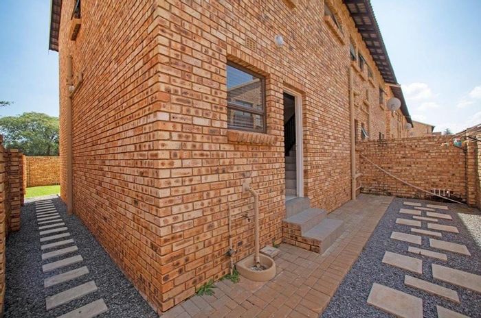 3-Bedroom Townhouse To Rent in Benoni South with 24-hour security and garden.