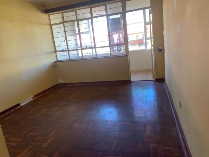 Rosettenville Apartment For Sale: 3 bedrooms, balcony, prepaid electricity, secure living.