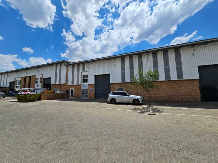 Industrial unit in Laser Park to rent: 419.20sqm, 3-phase power, office, kitchenette.