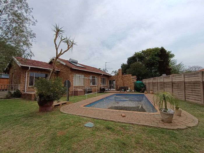 House for Sale in The Reeds Ext 15: 3 beds, 2 baths, flatlet, pool.