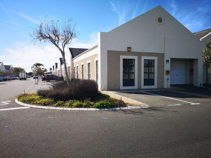 Industrial mini-warehouse in Montague Gardens, 24/7 access, parking included. To Rent.