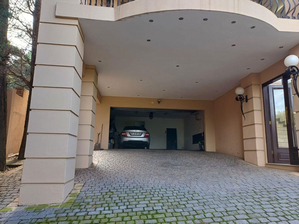 Garages and Covered Parking