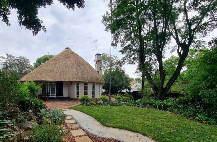 To Rent: House in Parktown North with 2 beds, study, patio, and security.