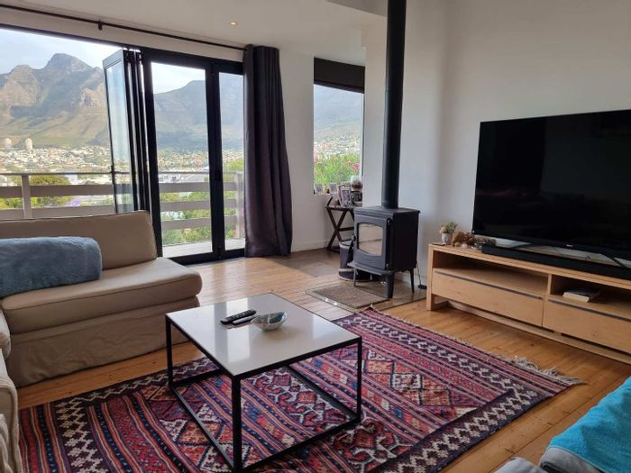 House to Rent in Tamboerskloof: Two bedrooms, garden, fireplace, pet-friendly, garage.