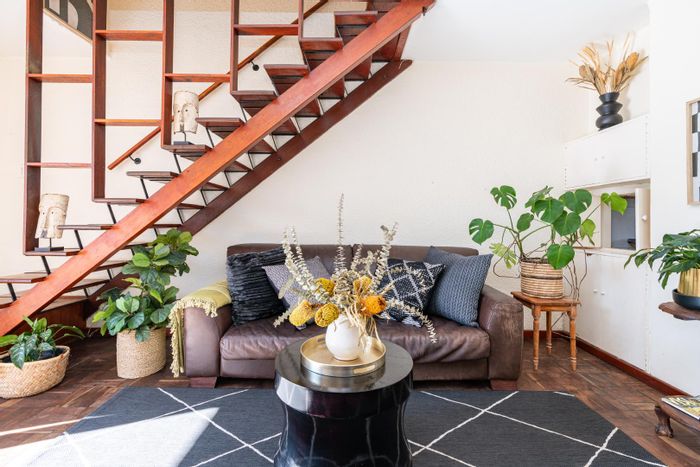 Charming Kenilworth Duplex Apartment for Sale: Spacious Patio, Mountain Views, Pet-Friendly!