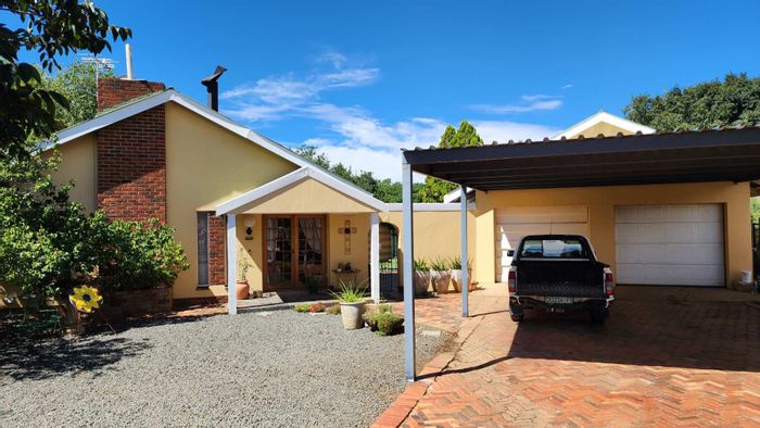 For Sale: 4-bedroom house in Fichardt Park with pool, garden, and ample parking.