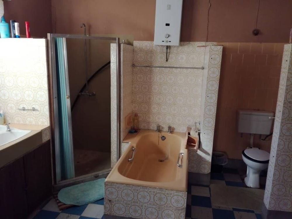 Fully fitted bathroom with both shower and bathtub in the main house