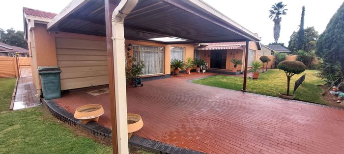 Verwoerdpark House For Sale: 4 bedrooms, pool, entertainment area, ample parking.