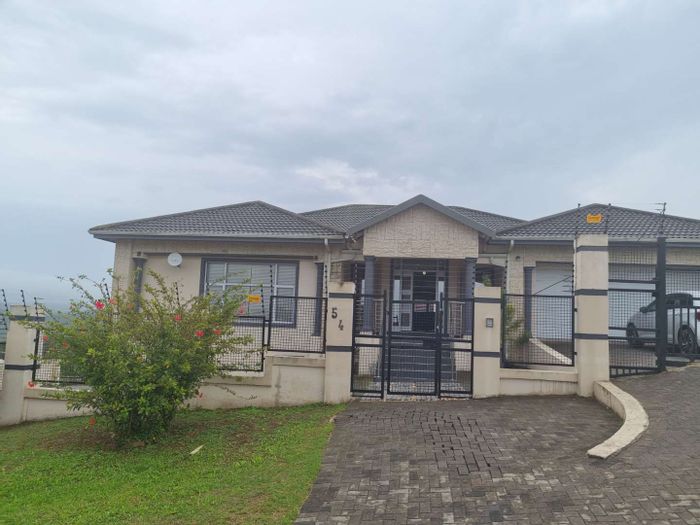 Nahoon Valley Gem: 5-Bed House with Pool, Entertainment Lounge & Secure Boundary - For Sale