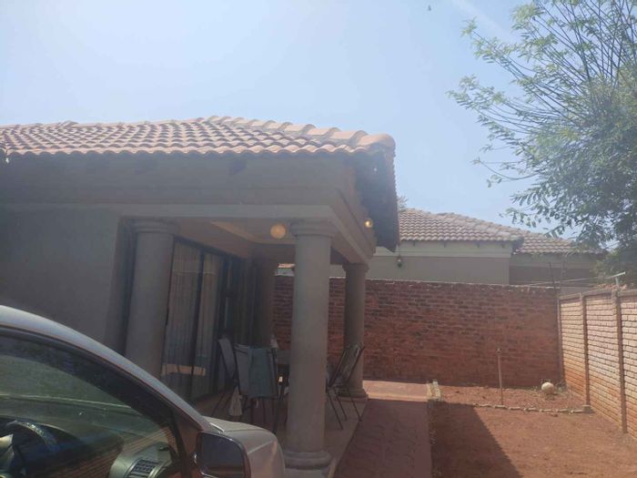 To Rent: House in Willow Park Manor, 3 bedrooms, en-suite, garden, near amenities.