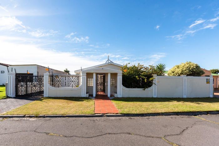 Spacious Grassy Park Family Home for Sale with Great Outdoor Entertainment Options!