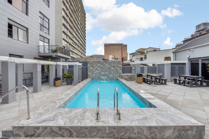 Stylish Cape Town CBD Apartment for Sale: Pool, Gym, and Prime Amenities Nearby!