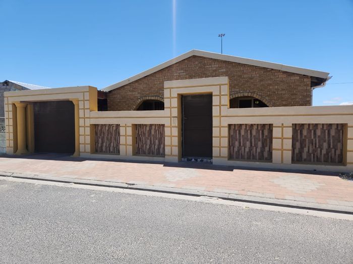 Khayelitsha Central House For Sale: Spacious layout, garden, close to amenities.