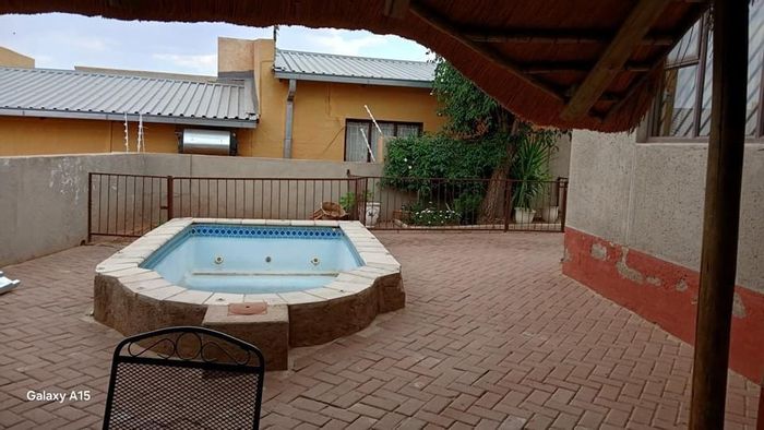 For Sale: Rocky Crest House with 3 Bedrooms, BBQ Area, Splash Pool, Double Garage.