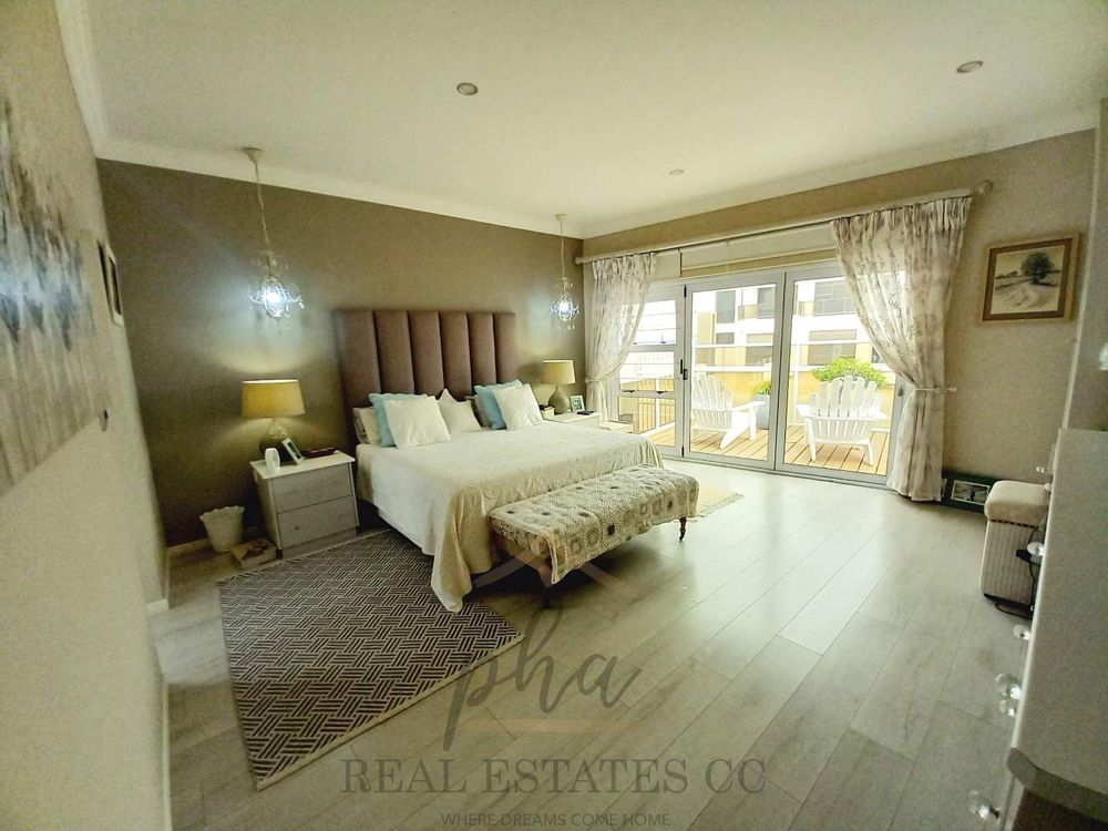 Spacious Main Bedroom with ensuite bathroom and pattio 