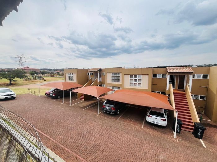 For Sale: Townhouse in Mondeor with pool, security, and convenient amenities.