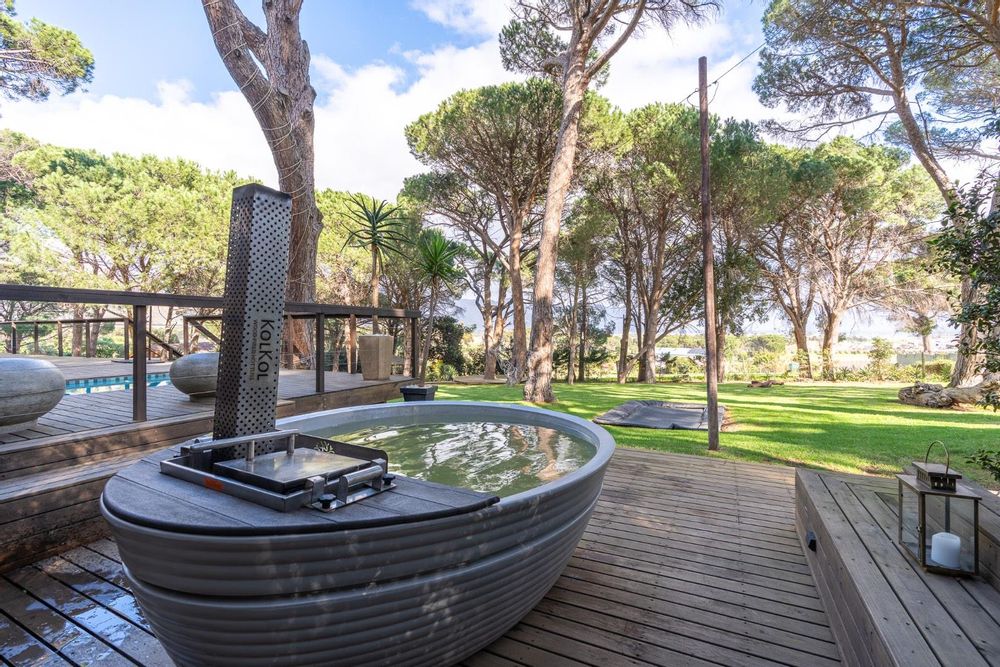 Outdoor jacuzzi on second level of main outdoor verandah