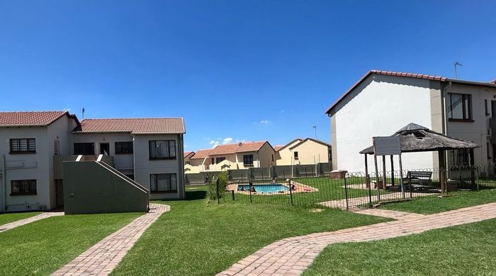 For Sale: Apartment in Mondeor with pool, balcony, and secure parking.