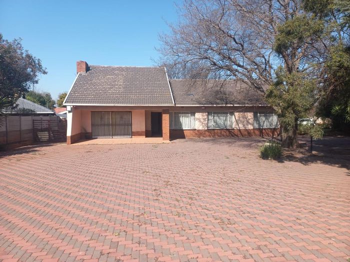Doringkloof House For Sale: 3 bedrooms, study, double garage, borehole, secure parking.