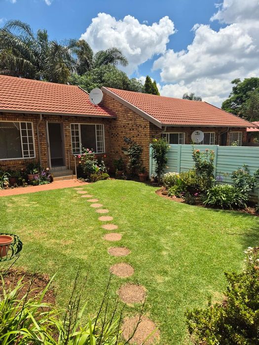 Garsfontein Townhouse To Rent: 2 Bedrooms, garage, garden, pool access, near schools.