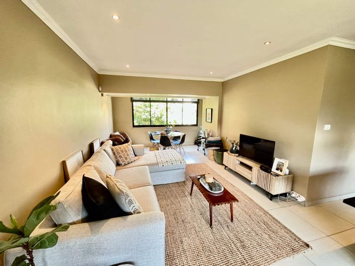 Umhlanga Central Apartment To Rent: 2 Bed, AC, garage, beach access, ideal for professionals.