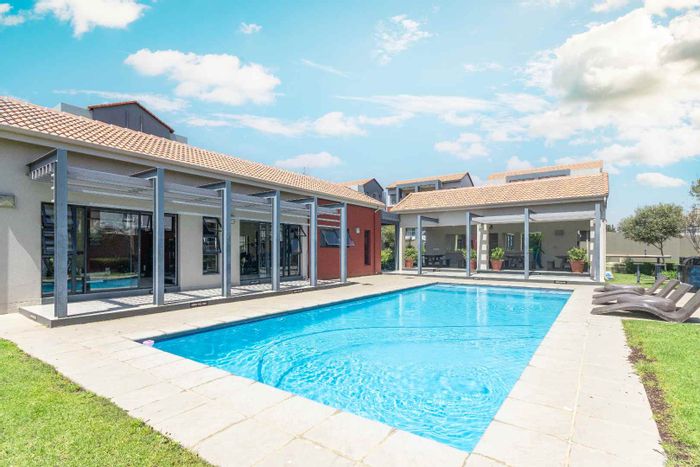 Two-bedroom apartment in Fourways with clubhouse, pool, and 24-hour security. To Rent.