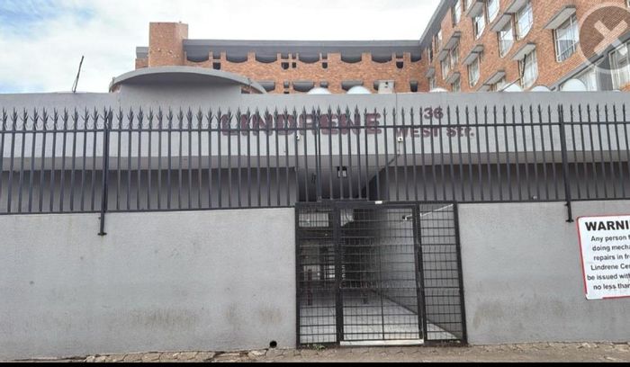 For Sale: 1-Bedroom Apartment in Kempton Park Central with Garage and Local Amenities.