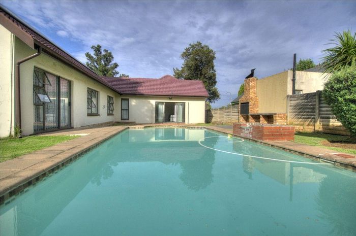 Brackendowns House to Rent: Pool, Built-in Braai, Solar System, Available September!