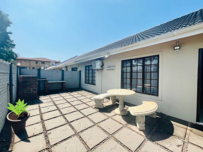 Sunningdale Townhouse For Sale: 3 beds, braai area, pool access, family-friendly.