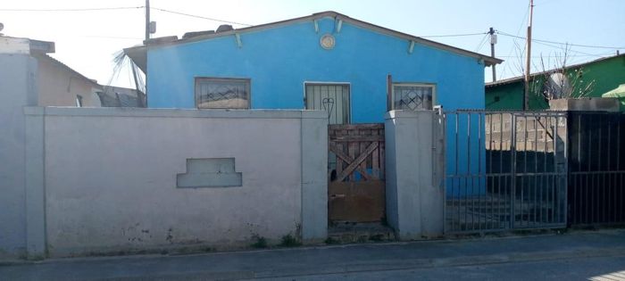 House for Sale in Sabata Dalindyebo Square: Includes extra flats, customizable potential.