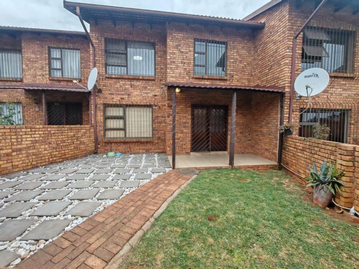 Klopperpark Townhouse For Sale: 3 bedrooms, garden, garage, secure community amenities.