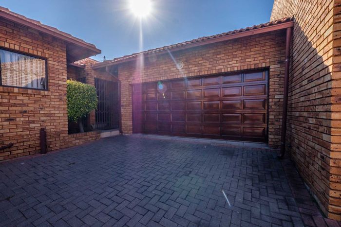 New Redruth Cluster For Sale: 3 beds, double garage, inverter, covered patio.
