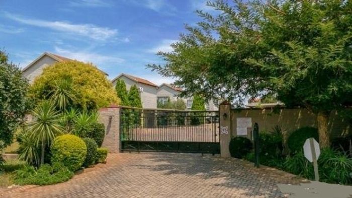 Property #2424992, Townhouse For Sale in Heuwelsig Estate